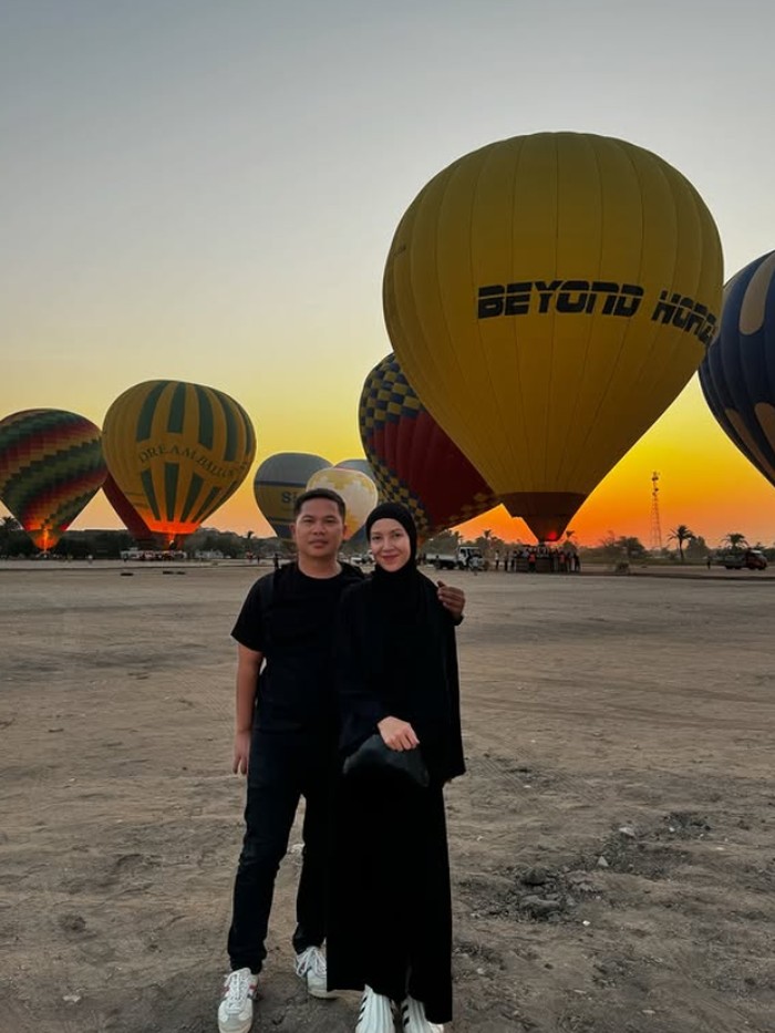 Foto gaya hijab Ratna Galih serba monokrom saat liburan.