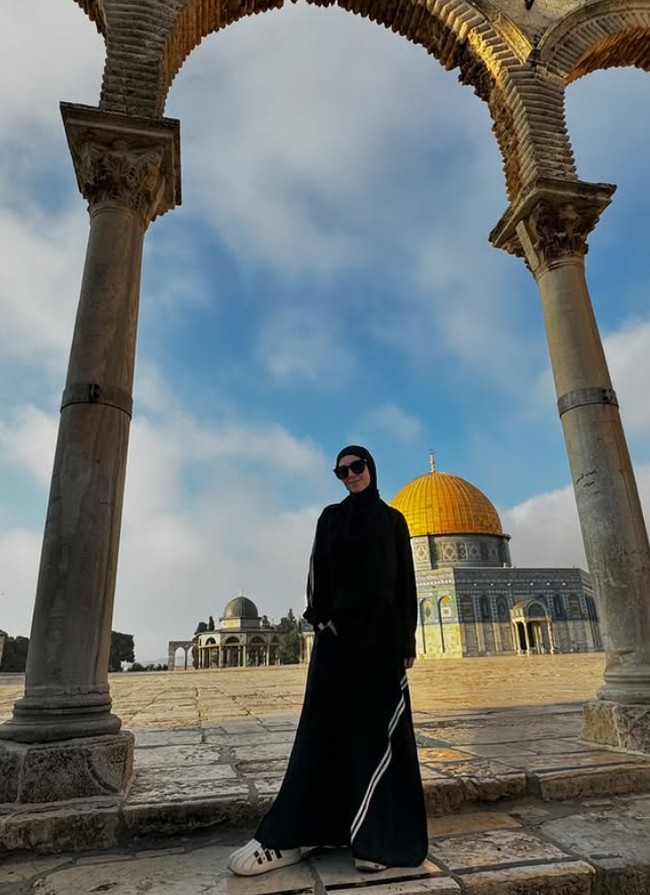 Mengunjungi Masjid Aqso, pemain film Merantau ini tampil elegan dengan dress dan hijab hitam. Hatinya pun bergetar ketika beribadah di Masjid Aqso. Dengan super tegang, karna kita tau kondisi sebenernya lagi ga kondusif di bagian perbatasan Palestine yg sekarang di jajah Israel, sampe pas lewatin perbatasan masuk ke check point yg di jaga ketat sama tentara Israel, kita semua tegang nya luar biasa, tapi Alhamdulillah atas pertolongan Allah semuanya di mudahkan. Kita bisa sampe ke Palestine di tanah para nabi dan bisa merasakan solat di masjidil Aqso, pecah bgt rasanya. Campur aduk. BTW sedih banget sih disini sepi, ga kaya Masjidil Haram dan Masjidil Nabawi.. padahal kita semua tau keutamaan Masjidil Aqso ini, kiblat pertama umat muslim, tulisnya. Foto: Dok. Instagram @ratnagalih.