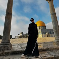 Mengunjungi Masjid Aqso, pemain film Merantau ini tampil elegan dengan dress dan hijab hitam. Hatinya pun bergetar ketika beribadah di Masjid Aqso. Dengan super tegang, karna kita tau kondisi sebenernya lagi ga kondusif di bagian perbatasan Palestine yg sekarang di jajah Israel, sampe pas lewatin perbatasan masuk ke check point yg di jaga ketat sama tentara Israel, kita semua tegang nya luar biasa, tapi Alhamdulillah atas pertolongan Allah semuanya di mudahkan. Kita bisa sampe ke Palestine di tanah para nabi dan bisa merasakan solat di masjidil Aqso, pecah bgt rasanya. Campur aduk. BTW sedih banget sih disini sepi, ga kaya Masjidil Haram dan Masjidil Nabawi.. padahal kita semua tau keutamaan Masjidil Aqso ini, kiblat pertama umat muslim, tulisnya. Foto: Dok. Instagram @ratnagalih.