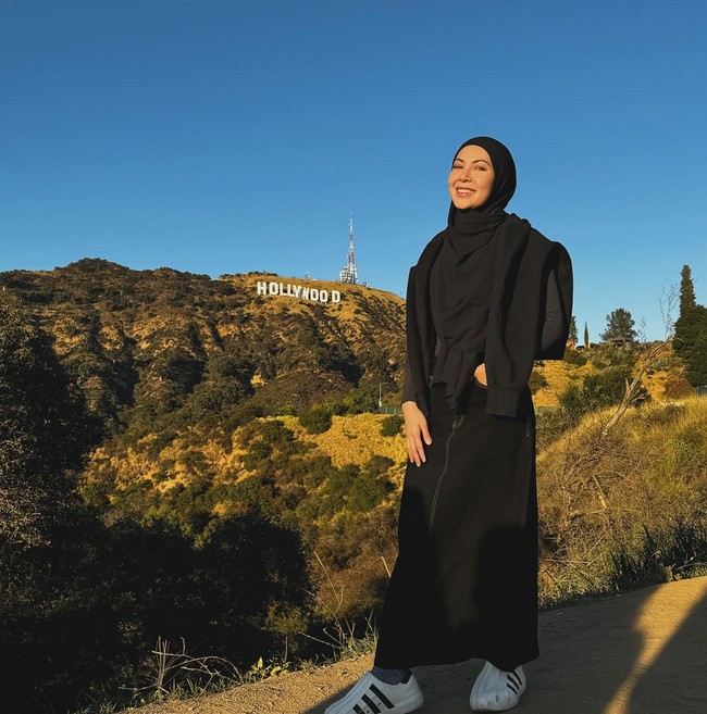 Gaya outfit dan hijab monokorom menjadi andalam dalam dunia fashion, khususnya untuk hijabers. Salah satu selebriti yang kerap tampil serba monokrom ialah Ratna Galih. Foto: Dok. Instagram @ratnagalih.