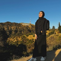 Gaya outfit dan hijab monokorom menjadi andalam dalam dunia fashion, khususnya untuk hijabers. Salah satu selebriti yang kerap tampil serba monokrom ialah Ratna Galih. Foto: Dok. Instagram @ratnagalih.