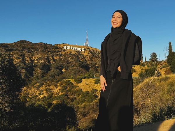 7 Gaya Hijab dan Outfit Serba Monokrom ala Ratna Galih saat Liburan