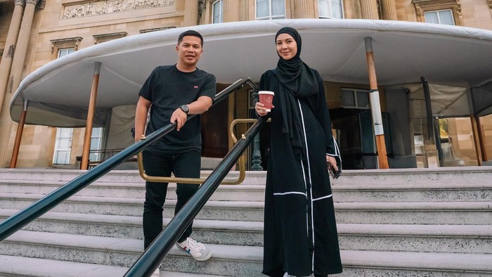 Foto gaya hijab Ratna Galih serba monokrom saat liburan.