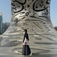 Ratna Galih tampil casual ketika berada di Museum of the Future di Dubai, dengan menggunakan hijab pashmina hitam, blouse cream dan bawahan hitam. Agar terasa nyaman saat traveling, Ratna Galih lebih memilih memakai sneakers. Foto: Dok. Instagram @ratnagalih.