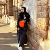 Ketika liburan ke Jepang, pemain sejumlah judul FTV ini kembali tampil serba monokrom. Ratna Galih menggunakan hijab pashmina, jaket dan busana serba hitam. Agar tak monoton, Ratna Galih memilih bucket bag warna merah. Foto: Dok. Instagram @ratnagalih.