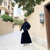 Saat berada di Dubai, model video klip Bunga Citra Lestari berjudul Cinta Pertama ini tampil simpel dengan memakai dress dan hijab hitam, ia padukan dengan tas dan sneakers putih. Ratna Galih menambahkan aksesori kacamata hitam untuk melengkapi penampilannya. Foto: Dok. Instagram @ratnagalih.