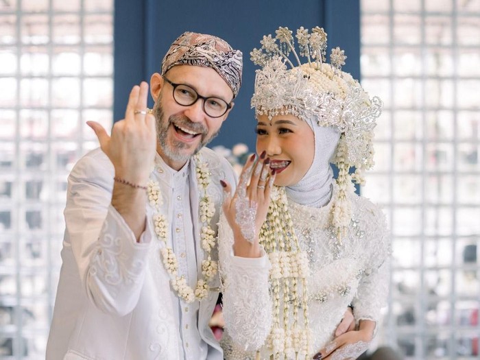Foto pernikahan pasangan beda negara Zizi dan Levente, viral di TikTok.