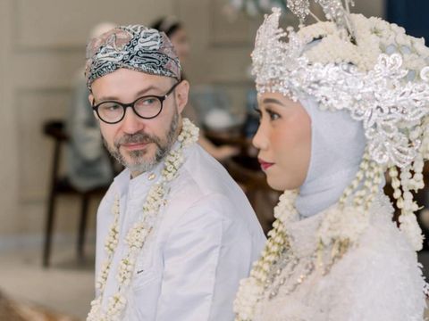 Foto pernikahan pasangan beda negara Zizi dan Levente, viral di TikTok.