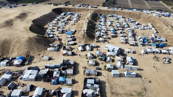 Foto Udara Kamp Pengungsian Khan Younis Gaza Selatan A drone view shows a tent camp where displaced Palestinians shelter, following a ceasefire between Israel and Hamas, in Khan Younis in the southern Gaza Strip, January 23, 2025. REUTERS/Mohammed Salem