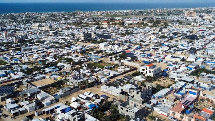 Foto Udara Kamp Pengungsian Khan Younis Gaza Selatan A drone view shows a tent camp where displaced Palestinians shelter, following a ceasefire between Israel and Hamas, in Khan Younis in the southern Gaza Strip, January 23, 2025. REUTERS/Mohammed Salem