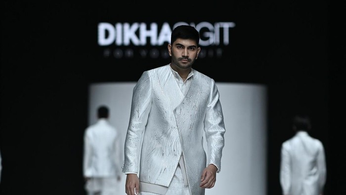 Aktor dan model Gandhi Fernando menjadi muse di Garis Poetih Raya Festival 2025.