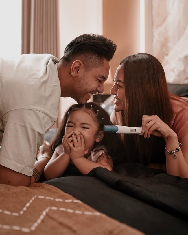 Gaya artis umumkan kehamilan