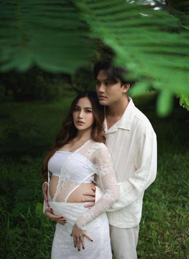 Gaya artis umumkan kehamilan