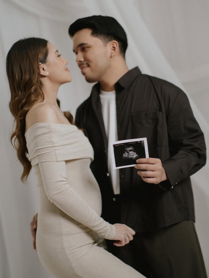 Gaya artis umumkan kehamilan