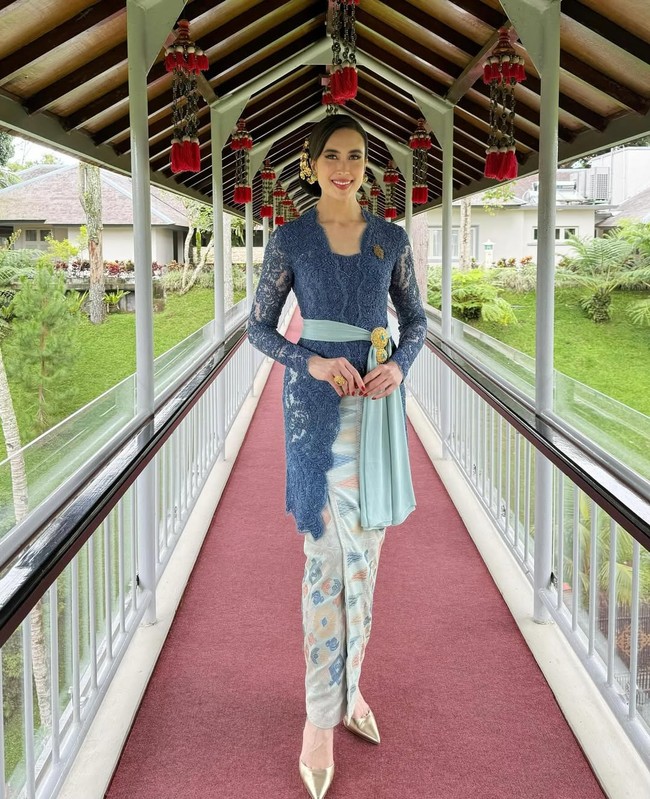 Kebaya yang dikenakannya sering kali hadir dengan desain modern, menonjolkan detail bordir halus dan sentuhan warna yang elegan. (Foto: Instagram/@widi.wardhana)