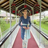 Kebaya yang dikenakannya sering kali hadir dengan desain modern, menonjolkan detail bordir halus dan sentuhan warna yang elegan. (Foto: Instagram/@widi.wardhana)