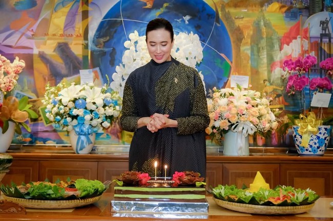 Tenun menjadi salah satu kain favoritnya saat menghadiri acara formal atau kunjungan dinas ke daerah. Dengan gaya styling yang sederhana namun berkelas, kain tenun tradisional sering dipadukan dengan blazer atau aksesori perhiasan emas yang memberi kesan sophisticated. (Foto: Instagram/@widi.wardhana)