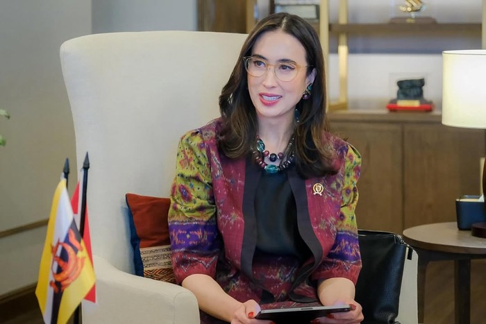 Gaya Menteri Widiyanti Putri Wardhana Pakai Produk Lokal