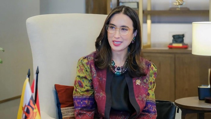Gaya Menteri Widiyanti Putri Wardhana Pakai Produk Lokal