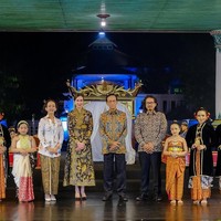 Sementara itu, dress batik yang dipilihnya menampilkan motif-motif klasik nusantara seperti parang, mega mendung, atau kawung yang diberi sentuhan kontemporer. (Foto: Instagram/@widi.wardhana)