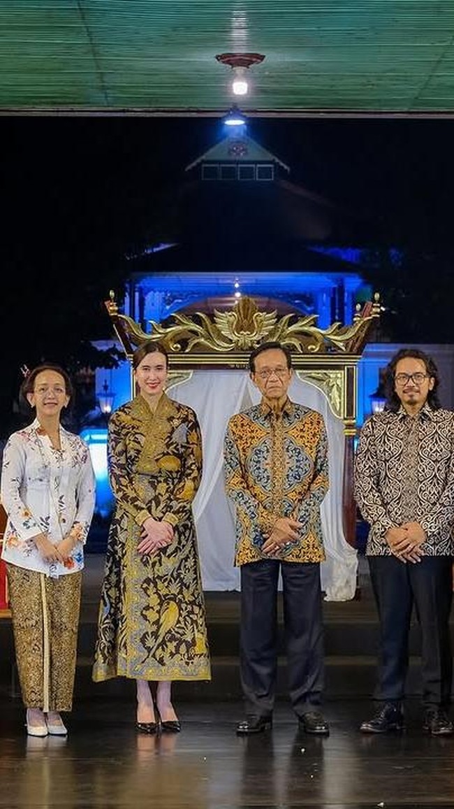 Sementara itu, dress batik yang dipilihnya menampilkan motif-motif klasik nusantara seperti parang, mega mendung, atau kawung yang diberi sentuhan kontemporer. (Foto: Instagram/@widi.wardhana)