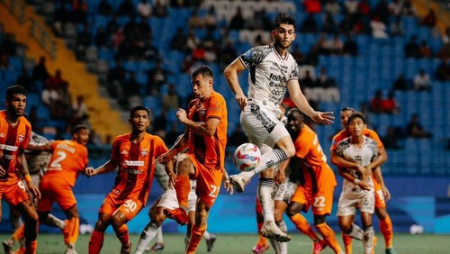 Gelandang Bali United, Brandon Wilson (jersey putih) dikepung pemain Borneo FC dalam pekan ke-3 Liga 1 2024/2024 di Stadion Batakan, pada 27 Agustus 2024.