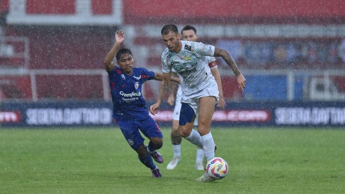 Gelandang Persib Tyronne del Pino di laga Persib Vs Arema di Stadion Gelora Soepriadi, Blitar, Jumat (24/1/2025).
