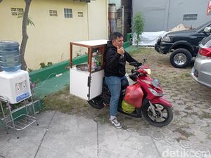 Balada Gugun, Jadi Tukang Bakso Panggilan di Bandung