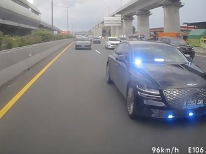 Duh! Mobil Mewah Genesis Pelat Hitam Pakai Strobo di Jalan Tol