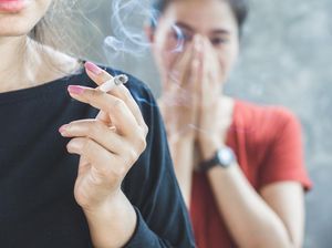 Suami-Istri Ngamuk gegara Ditegur Ngerokok Sambil Bawa Motor-Gendong Bayi