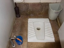 5 Cara Mengatasi WC Jongkok Tersumbat di Rumah, Praktis!