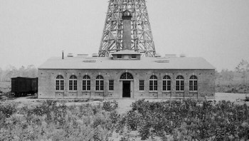 Anda tahu bagaimana kita mendapatkan radio, layanan seluler, wi-fi, dan televisi dari sinyal yang disiarkan melalui udara? Kembali pada awal 1900-an, penemu jenius Nikola Tesla membayangkan sebuah sistem yang akan mengirimkan listrik secara nirkabel melalui udara ... gratis untuk digunakan siapa saja. Dia melakukan eksperimen dan membangun prototipe untuk menunjukkan kelayakan rencananya. Menara Wardenclyffe Tesla, yang terletak di Shoreham, New York, seharusnya menyediakan listrik nirkabel gratis, namun Tesla kehabisan uang. Dia tidak dapat mengamankan dana untuk mewujudkan idenya. Foto: Boredpanda
