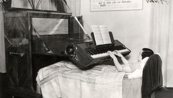 Piano Dirancang Khusus Untuk Orang Yang Terkurung Di Tempat Tidur. Inggris Raya, 1935 Foto: Boredpanda