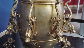 Mesin penjual otomatis saat ini biasanya diisi dengan pilihan camilan, seperti permen batangan, soda, dan keripik. Mesin penjual otomatis pertama, bagaimanapun, mengeluarkan produk yang baik untuk jiwa. Mesin penjual otomatis dari abad ke-1 ini mengeluarkan air suci. Pahlawan Alexandria, seorang insinyur, matematikawan, dan penemu Yunani membuat sebuah kotak dengan serangkaian tuas. Ketika pengguna memasukkan koin, itu memicu tuas untuk membuka katup dan menuangkan sedikit air suci. Foto: Boredpanda