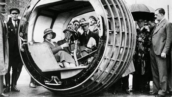 ada awal tahun 1930-an, insinyur Skotlandia J.A. Purves menciptakan kendaraan monowheel yang aneh yang disebut Dynasphere. Purves memandang monowheel sebagai alternatif untuk mobil tradisional seperti Model-T Ford. Bayangkan duduk di dalam ban raksasa yang berputar di sekitar Anda. Begitulah cara kerja Dynasphere. Hanya Dynasphere yang tidak benar-benar berfungsi seperti yang dimaksudkan. Kendaraan memiliki masalah dengan stabilitas dan kemampuan manuver. Tidak heran itu gagal. Foto: Boredpanda