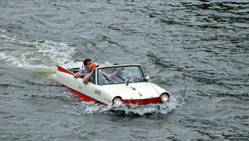 Presiden Lyndon B. Johnson memiliki sebuah Amphicar, sebuah mobil yang bisa mengapung di atas air dan dikemudikan seperti perahu. Dia suka mengajak tamu berkeliling di sekitar peternakannya di Texas, lalu berkendara ke danau.  Johnson adalah salah satu dari sedikit pendukung Amficar, yang diproduksi dari tahun 1961 hingga 1968 di Jerman Barat. Permintaan untuk mobil amfibi terbatas. Amfikar dihentikan, dan konsepnya diturunkan ke film mata-mata Hollywood dan film pahlawan super. Foto: Boredpanda