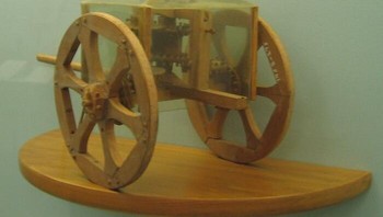 Di zaman kita, mobil dengan sistem navigasi tidak mengejutkan. Namun, ketika 2.000 tahun yang lalu, selama periode Tiga Kerajaan, penemu Cina Ma Jun menciptakan kereta dengan kompas bawaan untuk Kaisar Ming-di. Di atap kereta, dia memasang panah, yang, melalui sistem roda gigi yang kompleks, selalu dapat menunjuk ke satu arah. Pada awal perjalanan, ketika arah kardinal diketahui dengan tepat, itu akan berorientasi ke selatan. Kemudian kereta akan bergerak, dan setiap kali berbelok, mekanisme memutar panah untuk memastikannya selalu menunjuk ke arah yang ditentukan. Menurut catatan sejarah, kereta navigasi ini digunakan hingga tahun 1300, dan sangat penting untuk perjalanan panjang dan ekspedisi pengintaian. Foto: Boredpanda