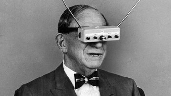 Pada tahun 1963, penemu yang rajin dan penggemar teknologi Hugo Gernsback difoto oleh Majalah Life memamerkan kacamata tele - pendahulu dari tampilan modern yang dipasang di kepala.  Kacamata televisi menggunakan tabung sinar katoda kecil untuk tampilan dan menyertakan layar terpisah untuk setiap mata, seperti headset VR modern. Antena besar membuat perangkat ini terlihat seperti alien dan itu pasti jauh sebelum waktunya. Foto: Boredpanda