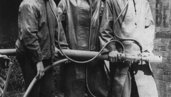 Orang New York Memamerkan Masker Asap Baru Yang Ditemukan Oleh James D. Halloran PAda 1911. Foto: Boredpanda