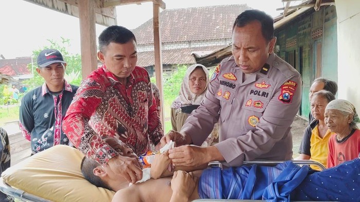 Ipda Purnomo menjemput warga yang lumpuh dan sebatangkara
