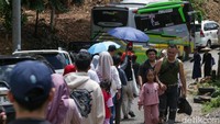 Karena saat berada di Terminal Ciboleger, tempat parkir untuk mobil, apalagi bus sudah sulit ditemui. Padat pengunjung, itu jadi kesan pertama berada di Baduy.