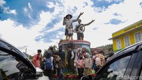 Beberapa waktu lalu detikTravel berkunjung ke Suku Baduy Luar yang berada di Desa Kanekes, Lebak, Banten. Rombongan detikTravel memilih ngeteng dengan transportasi umum dari Stasiun Tanah Abang.  