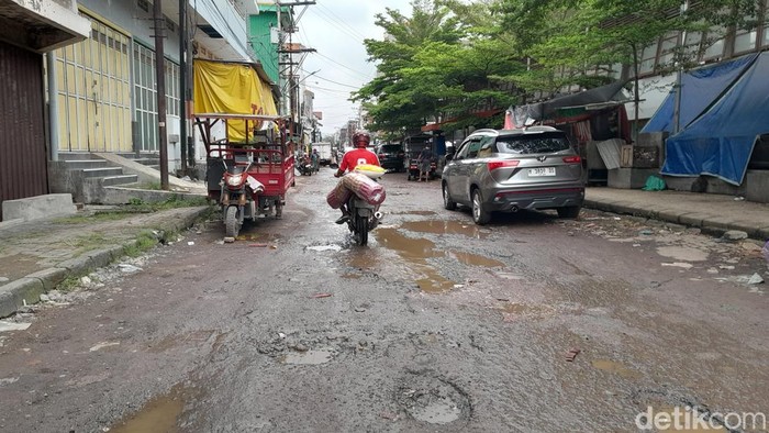 Kondisi Jalan Pedamaran, Kelurahan Kauman, Kecamatan Semarang Utara, yang rusak dan membahayakan masyarakat, Jumat (24/1/2025).