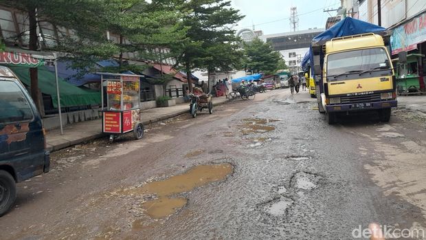 Kondisi Jalan Pedamaran, Kelurahan Kauman, Kecamatan Semarang Utara, yang rusak dan membahayakan masyarakat, Jumat (24/1/2025).