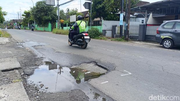 Kondisi jalan rusak di ruas jalan Godean, Kapanewon Moyudan, Jumat (24/1/2025).