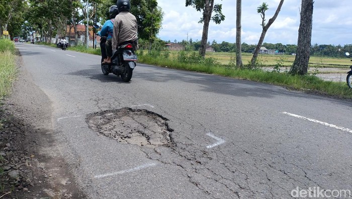 Kondisi jalan rusak di ruas jalan Klangon-Tempel, Kapanewon Moyudan, Sleman, Jumat (24/1/2025).