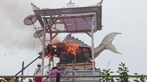 Jenazah Jero Gede Batur Alitan atau Jero Gede Kawanan di dalam patulangan ikan kaang di tunon (kuburan) Desa Adat Batur, Kecamatan Kintamani, Bangli, Jumat (24/1/2025). (Aryo Mahendro/detikBali)