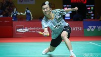 Kenta mampu terus menjaga keunggulan. Ia mampu mengamankan gim pertama dengan kemenangan 21-17.
