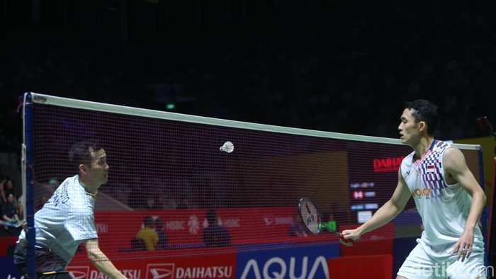Jojo Masuk Semifinal Setelah Berhasil Atasi Tunggal Jepang Pebulutangkis tunggal putera Indonesia Jonatan Christie berhadapan dengan pebulutangkis tunggal asal Jepang Nishimoto dalam babak perempat final Daihatsu Indonesia Master 2025 yang berlangsung di Istora Senayan, Jakarta, Jumat (22/1/2025).