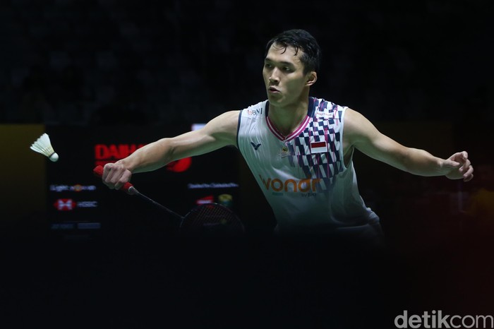 Pebulutangkis tunggal putera Indonesia Jonatan Christie berhadapan dengan pebulutangkis tunggal asal Jepang Nishimoto dalam babak perempat final Daihatsu Indonesia Master 2025 yang berlangsung di Istora Senayan, Jakarta, Jumat (22/1/2025).